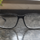 O erro comum ao limpar óculos que deixa as lentes embaçadas mesmo depois de passar a flanela
