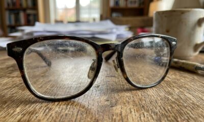 O hábito que parece inofensivo, mas pode riscar seus óculos e espalhar gordura pelas lentes
