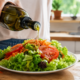 O óleo certo para salada pode mudar tudo: veja 5 opções que fazem mais sentido no prato