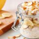 Overnight oats de banana e chocolate vira o café da manhã viciante que fica pronto enquanto você dorme