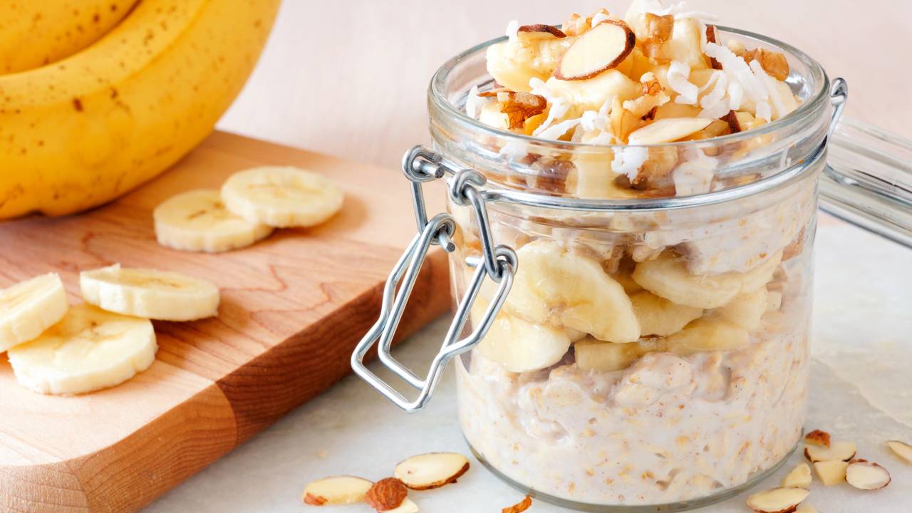Overnight oats de banana e chocolate vira o café da manhã viciante que fica pronto enquanto você dorme