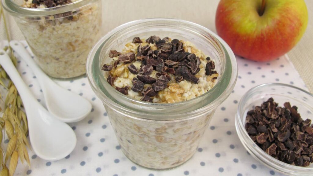 Overnight oats de banana e chocolate vira o café da manhã viciante que fica pronto enquanto você dorme