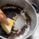O truque barato que ajuda a soltar crosta de panela queimada sem química pesada na cozinha