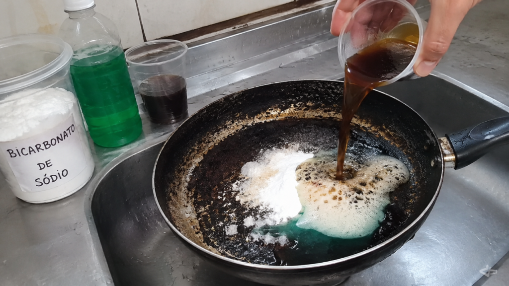 Adeus fundo preto: como amolecer sujeira de panela queimada antes de lavar e evitar danos no material
