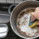 Adeus panela queimada: esse método simples de avó solta a sujeira sem esforço exagerado