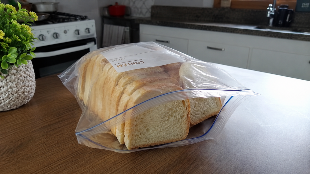 Saco de papel facilita a passagem de ar, não deixando seus pães ficarem úmidos e murchos
