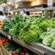 Consumidora leva susto ao encontrar animal camuflado entre frutas e verduras