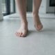 Andar descalço em casa parece saudável, mas o tipo de piso pode mudar tudo para seus pés