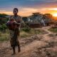Provérbio africano do dia: "Uma vez que você carrega sua própria água, você se lembrará de tudo..." - lições de vida inspiradoras sobre por que o trabalho árduo faz você valorizar mais tudo e por que o esforço e a luta constroem um caráter forte.
