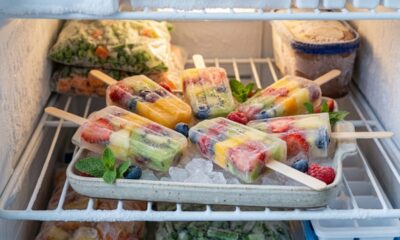 Amo abrir o freezer e ver esses picolés de salada de frutas colorindo os dias mais quentes