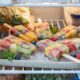 Amo abrir o freezer e ver esses picolés de salada de frutas colorindo os dias mais quentes