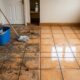 Piso encardido pode voltar a ter bom aspecto com limpeza certa e sem produtos caros