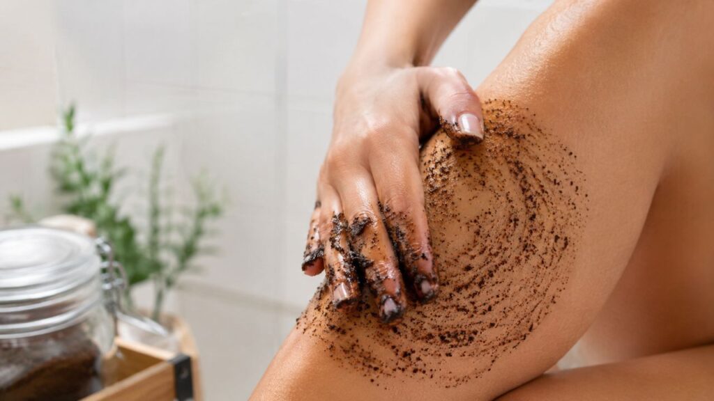 Esfoliante caseiro anticelulite feito com borra de café: um truque simples para uma pele com aparência mais lisa