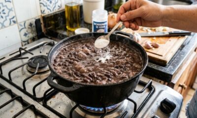 Por que colocar uma colher de bicarbonato no feijão antes de cozinhar muda tudo