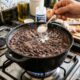 Por que colocar uma colher de bicarbonato no feijão antes de cozinhar muda tudo
