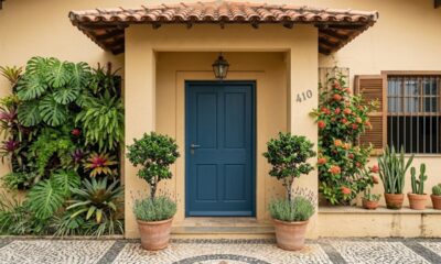 Como renovar porta velha com tinta e puxador novo sem trocar a madeira