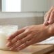 Misturar açúcar com óleo de coco: para que serve e por que essa receita aparece no autocuidado