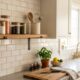 Prateleira simples de parede ajuda a organizar cozinha, quarto ou lavanderia gastando pouco