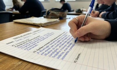 Prova escrita à caneta lembra uma infância escolar cheia de tensão e capricho