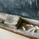O cheiro de giz na sala de aula lembra uma escola antiga cheia de memórias da infância