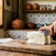 Com apenas 3 ingredientes você faz um queijo caseiro macio, fresco e perfeito para comer com pão