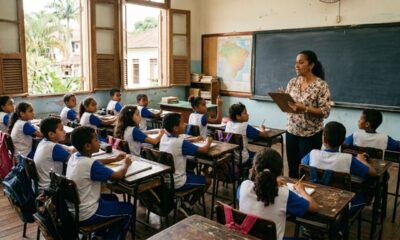A chamada em voz alta lembra uma escola antiga cheia de rotina, silêncio e expectativa