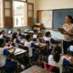 A chamada em voz alta lembra uma escola antiga cheia de rotina, silêncio e expectativa