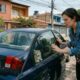Gatinho preso dentro de um carro corre até uma mulher pedindo para ser resgatado