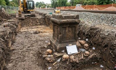 Operários que construíam uma ferrovia encontraram um altar de mil anos cercado por crânios humanos