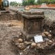 Operários que construíam uma ferrovia encontraram um altar de mil anos cercado por crânios humanos