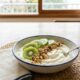 Kiwi com iogurte pode ser uma combinação poderosa para o café da manhã ficar mais completo