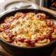 Enrole a massa de pastel do jeito certo e prepare um rondelli gratinado que deixa qualquer jantar mais especial