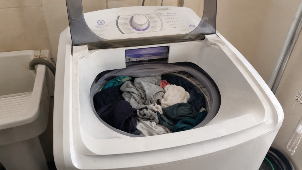 O motivo escondido que deixa roupas mal lavadas mesmo usando sabão bom e ciclo completo