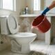 Dar descarga com água quente no vaso sanitário: para que serve e por que é recomendado fazê-lo uma vez por semana