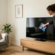 Nem detergente nem álcool: o segredo caseiro para limpar a TV sem danificar a tela