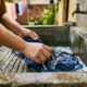 Coisas como lavar roupa à mão marcaram uma infância de esforço e rotina simples