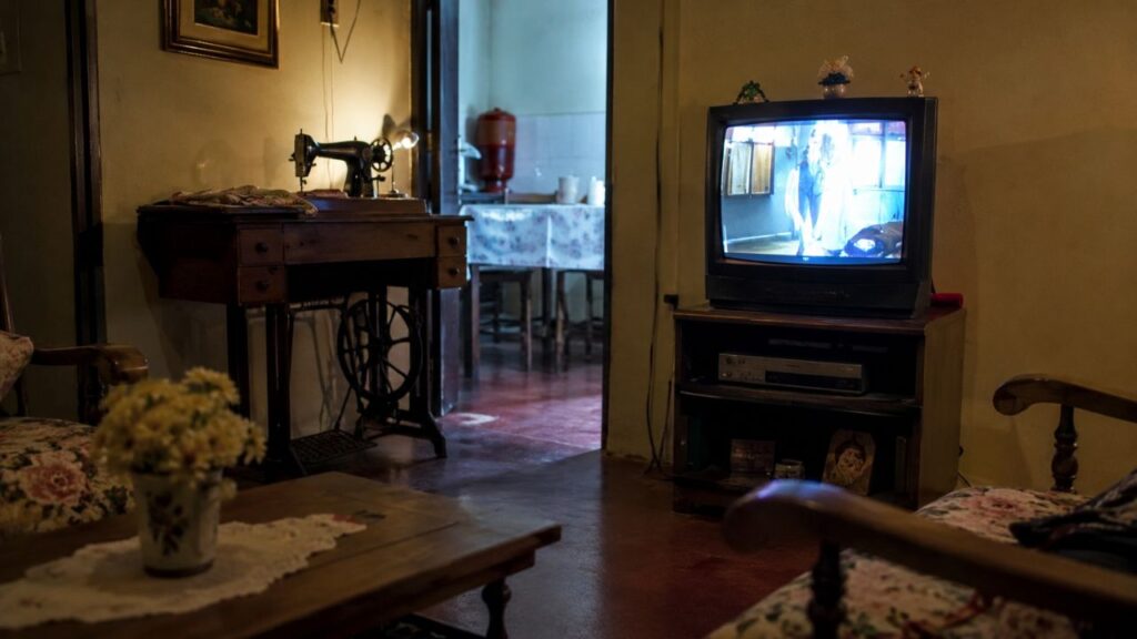 Itens como máquina de costura na sala eram comuns nas casas antigas e hoje parecem estranhos