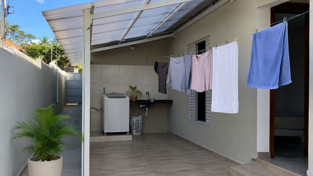 Como fazer uma lavanderia externa com cobertura leve e proteger roupas e produtos da chuva