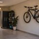 Suporte de parede para bicicleta deixa corredor e garagem mais livres e organizados