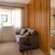 Divisória simples ajuda a separar ambientes em casa pequena sem precisar levantar parede