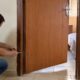 Como corrigir porta empenada sem trocar a peça e fazer ela voltar a fechar direito