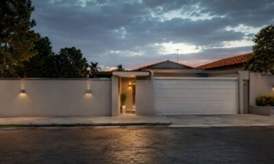 Como renovar muro com textura e pintura para valorizar a área externa sem obra pesada