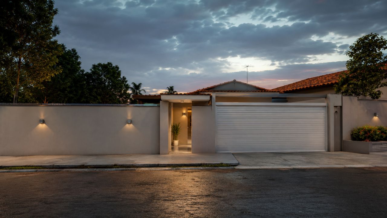 Como renovar muro com textura e pintura para valorizar a área externa sem obra pesada