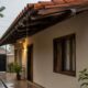 Como fazer um beiral simples no telhado para proteger paredes, portas e janelas da chuva
