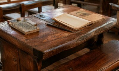 Carteira dupla de madeira lembra uma escola antiga que hoje quase não existe mais