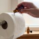 Colocar algumas gotas de óleo essencial no rolo de papel higiênico: para que serve e quando vale a pena fazer