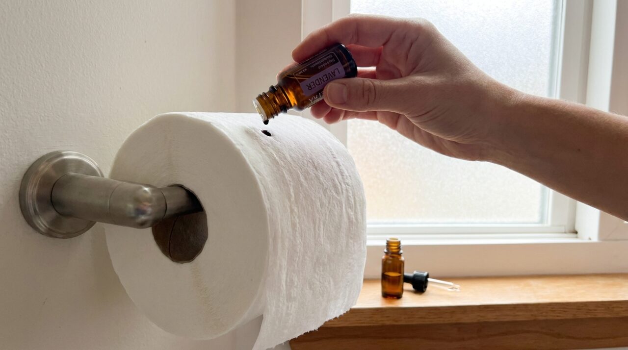 Colocar algumas gotas de óleo essencial no rolo de papel higiênico: para que serve e quando vale a pena fazer