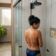 Tomar banho de frente ou de costas para o chuveiro? Há diferenças para a pele, cabelo e limpeza