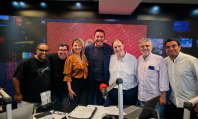Mário Belisário posa ao centro com seis colegas no estúdio da Super Rádio Tupi em seu último programa na madrugada