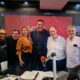 Mário Belisário posa ao centro com seis colegas no estúdio da Super Rádio Tupi em seu último programa na madrugada